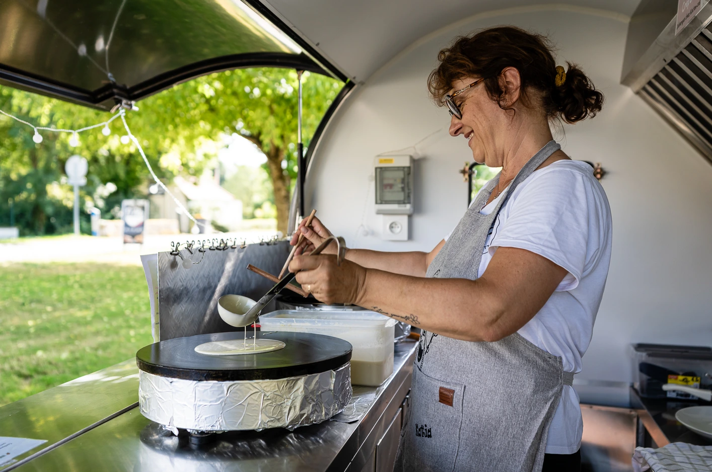 Katia en train de préparer des galettes